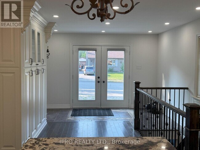 132 Don Mor Dr in Newmarket, ON - Building Photo - Building Photo