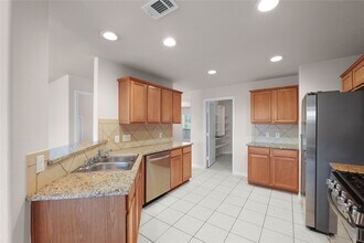 10226 Canyon Rose Ln in Houston, TX - Foto de edificio - Building Photo