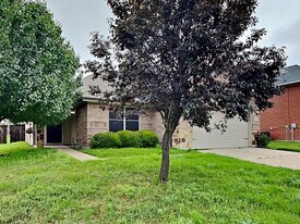 219 Stable Dr in Waxahachie, TX - Building Photo