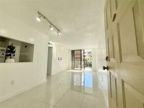 8075 NW 7th St in Miami, FL - Building Photo - Building Photo