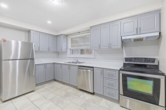 957 Beechwood Ave in Mississauga, ON - Building Photo - Building Photo