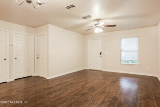 8129 Firetower Rd in Jacksonville, FL - Foto de edificio - Building Photo