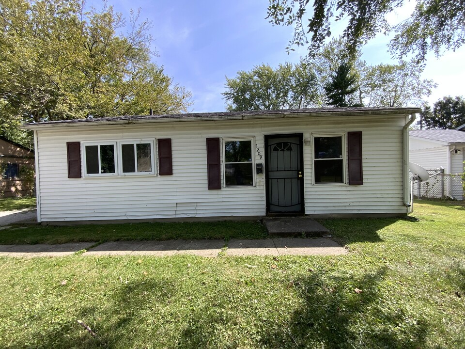 1209 James Pl in Danville, IL - Building Photo