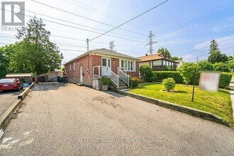 71-71 Redwater Dr in Toronto, ON - Building Photo - Building Photo