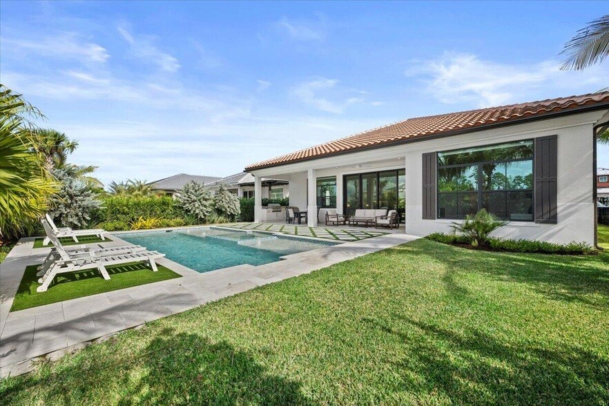 13621 Le Christine Dr in Palm Beach Gardens, FL - Foto de edificio