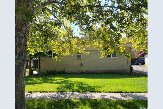 922 S Lake St, Unit 2 in Salt Lake City, UT - Foto de edificio - Building Photo