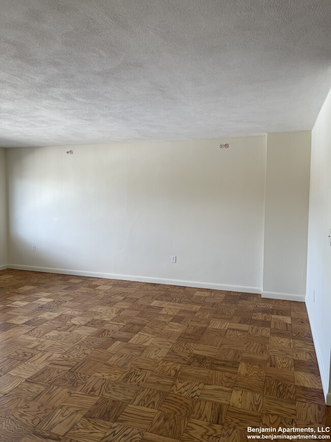 71 Monmouth St, Unit 1 in Brookline, MA - Foto de edificio - Building Photo