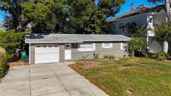 4513 W Gray St in Tampa, FL - Building Photo