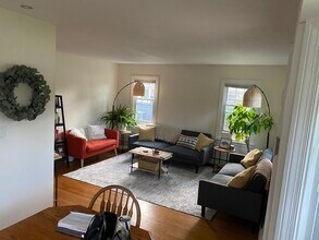 805 Pershing Ave, Unit West Room in Wheaton, IL - Foto de edificio - Building Photo