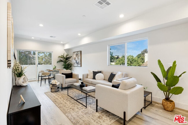 222 N Coronado St in Los Angeles, CA - Building Photo - Building Photo