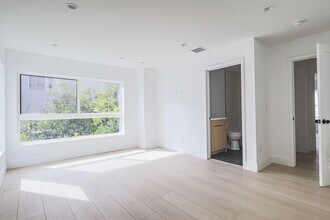 11814 1/2 Gilmore St in Los Angeles, CA - Building Photo - Building Photo
