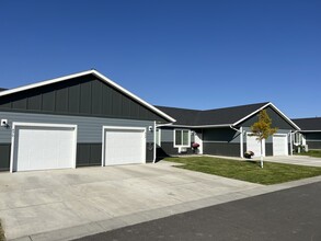 Jayhawks Patio Home Apartments in Rapid City, SD - Foto de edificio - Building Photo