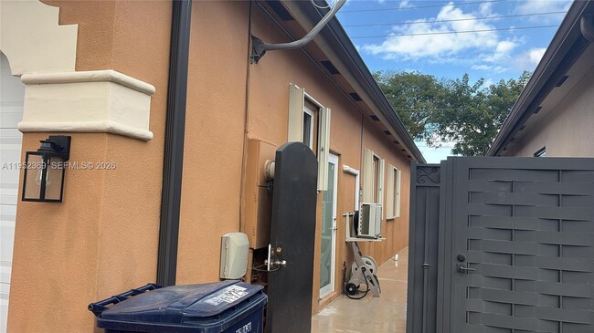 14925 SW 26th Terrace in Miami, FL - Building Photo - Building Photo