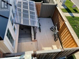 393 Royal W Dr in Brampton, ON - Building Photo