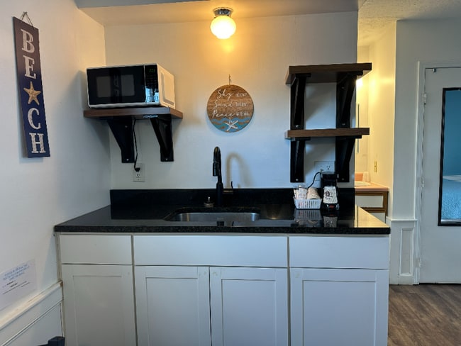 147 Ashworth Ave in Hampton, NH - Foto de edificio - Building Photo