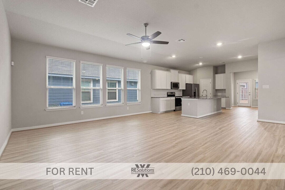 2926 Playa Azul Blvd in Converse, TX - Building Photo