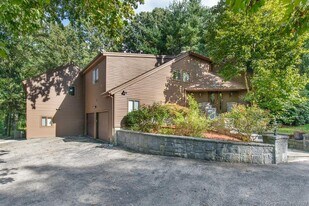 585 Webbs Hill Rd in Stamford, CT - Building Photo