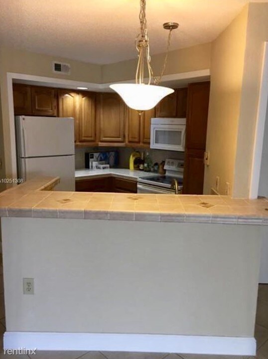 12870 Vista Isles Dr-Unit -Apt 517 in Plantation, FL - Building Photo
