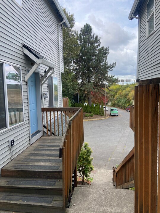 9222 NE Hassalo St in Portland, OR - Building Photo