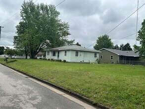 2002 W 11th St in Joplin, MO - Building Photo - Building Photo