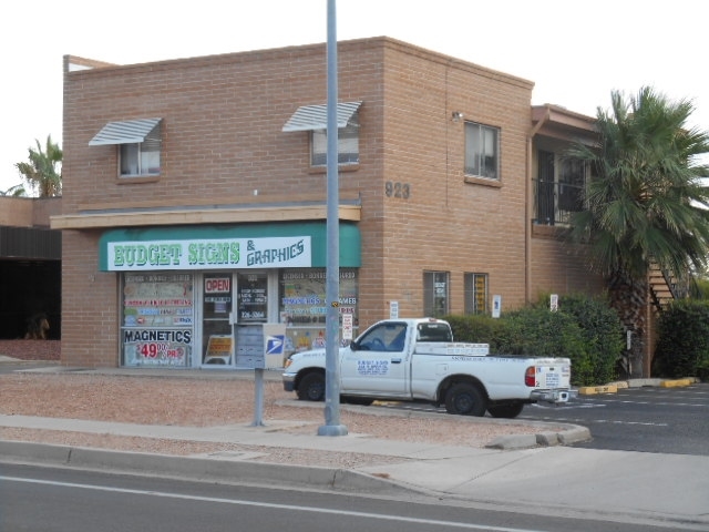 923 N Swan Rd in Tucson, AZ - Foto de edificio - Building Photo