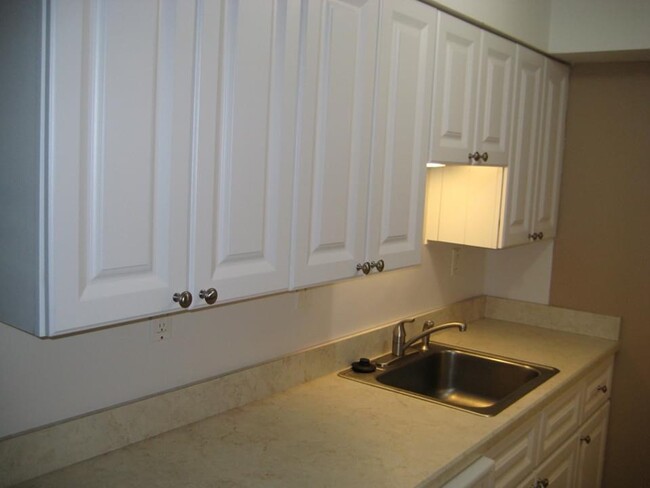 1 Radnor Dr, Unit E6 in Newtown Square, PA - Foto de edificio - Building Photo
