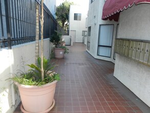 4453 Woodman Ave in Los Angeles, CA - Foto de edificio - Building Photo