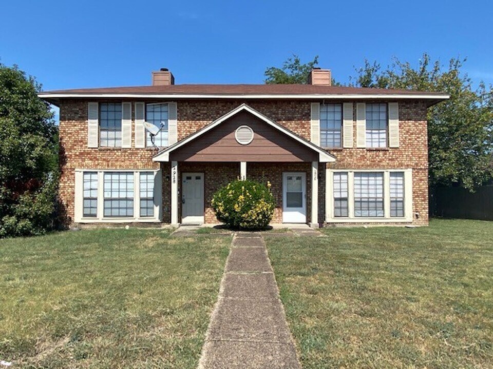 2928 Stonycroft Dr in Lancaster, TX - Building Photo