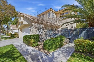 9236 Eagle Ridge Dr in Las Vegas, NV - Building Photo - Building Photo