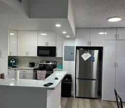 8810 Fontainebleau Blvd in Miami, FL - Building Photo - Building Photo