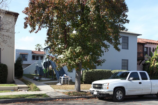 815 Belmont Ave in Long Beach, CA - Building Photo - Building Photo