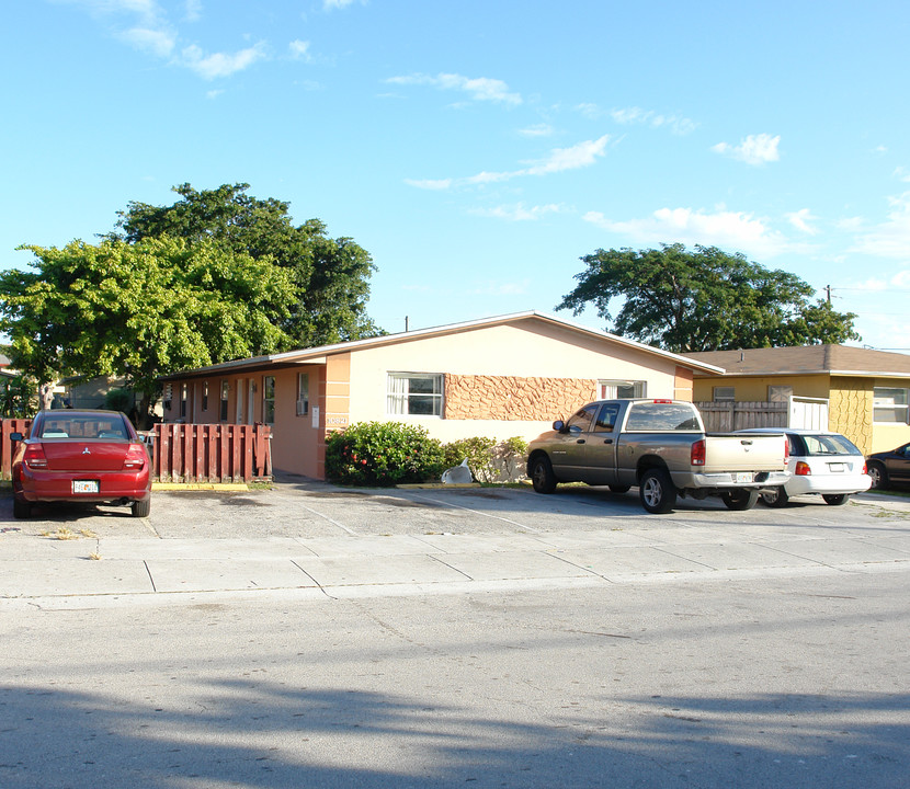 10821 SW 7th St in Miami, FL - Building Photo