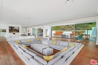 1106 N Hillcrest Rd in Beverly Hills, CA - Building Photo - Building Photo