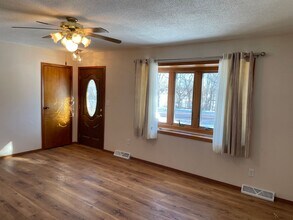 308 S Main St in Humboldt, SD - Foto de edificio - Building Photo