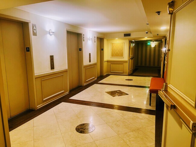 10660 Wilshire Blvd, Unit 309 in Los Angeles, CA - Foto de edificio - Building Photo