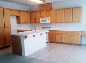2036 Fenmore Way in Sacramento, CA - Foto de edificio - Building Photo