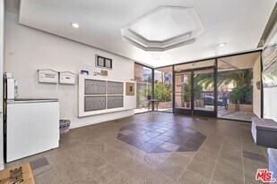 326 S Manhattan Pl in Los Angeles, CA - Building Photo