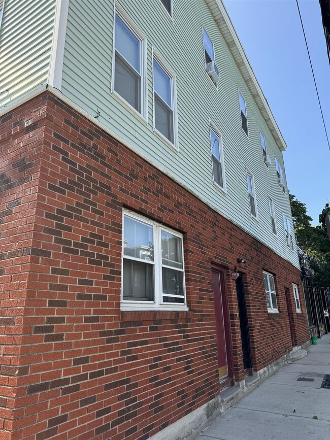 68 Beacon St, Unit 2 in Somerville, MA - Building Photo - Building Photo