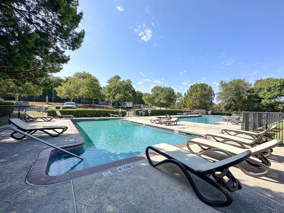 2450 Wickersham Ln in Austin, TX - Foto de edificio