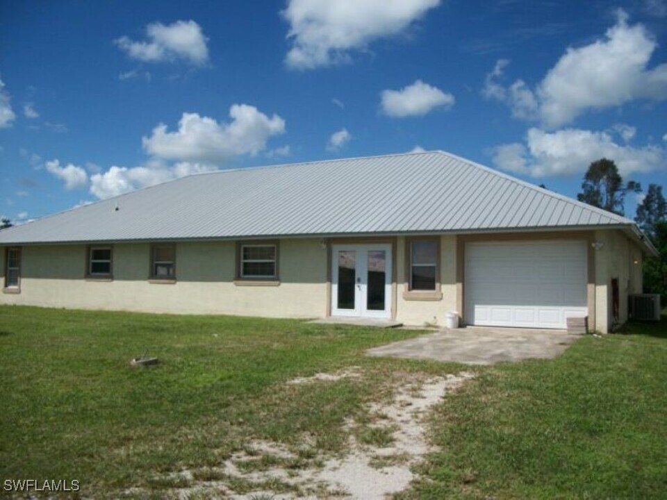 1084 North Ave in Moore Haven, FL - Building Photo