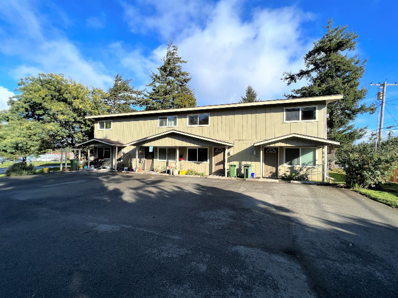 927 Salmon Ave in Coos Bay, OR - Building Photo