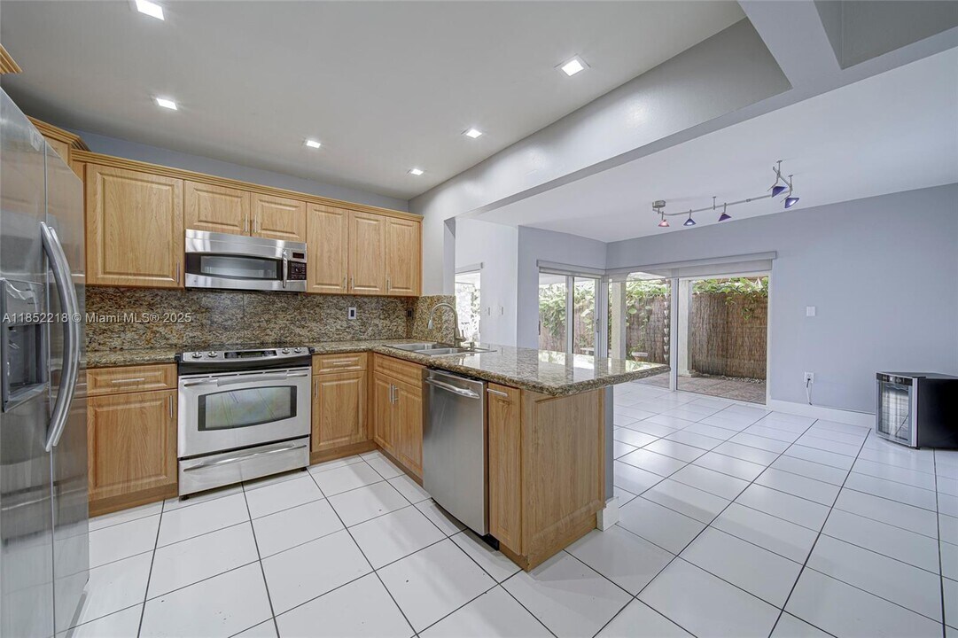 621 SW 99th Pl in Miami, FL - Building Photo