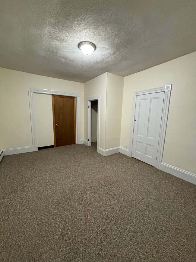 203 Ash St, Unit 1 in Waltham, MA - Foto de edificio - Building Photo