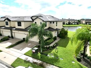 2449 Seven Oaks Dr in St. Cloud, FL - Foto de edificio - Building Photo