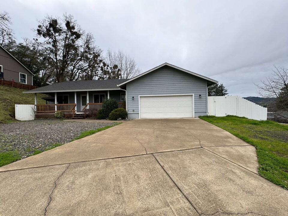 161 Santa Maria Ct in Roseburg, OR - Building Photo