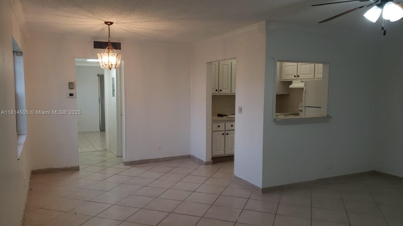 200 North Dr in West Palm Beach, FL - Building Photo