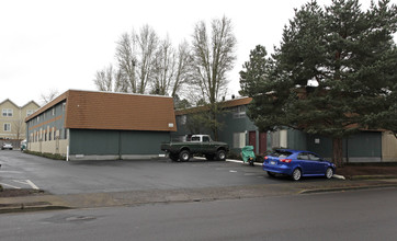 Menlo Manor Apartments in Beaverton, OR - Building Photo - Building Photo