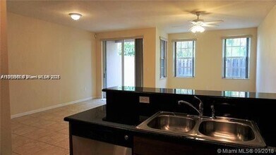 233 Las Brisas Cir in Weston, FL - Building Photo - Building Photo