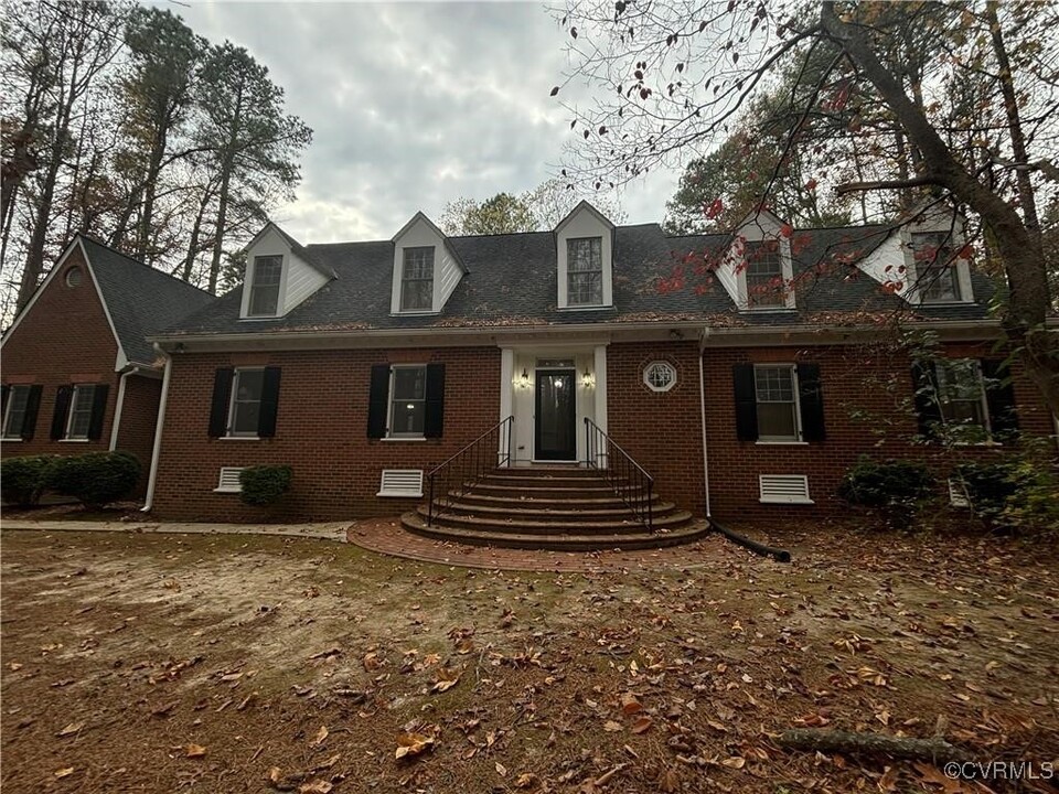 8059 Glenbrook Dr in Mechanicsville, VA - Building Photo