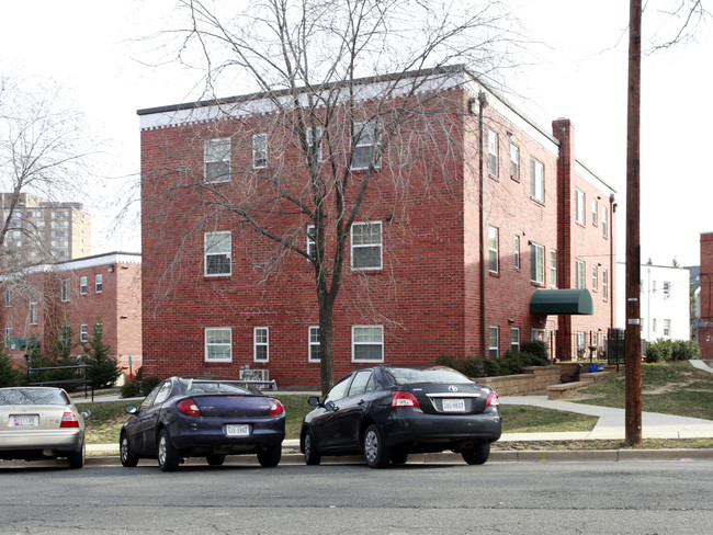 Beverly Park Apartments in Alexandria, VA - Building Photo - Building Photo